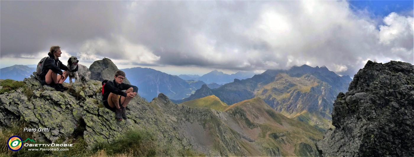 57 Da pochi metri sotto la cima del Ponteranica centrale ....jpg